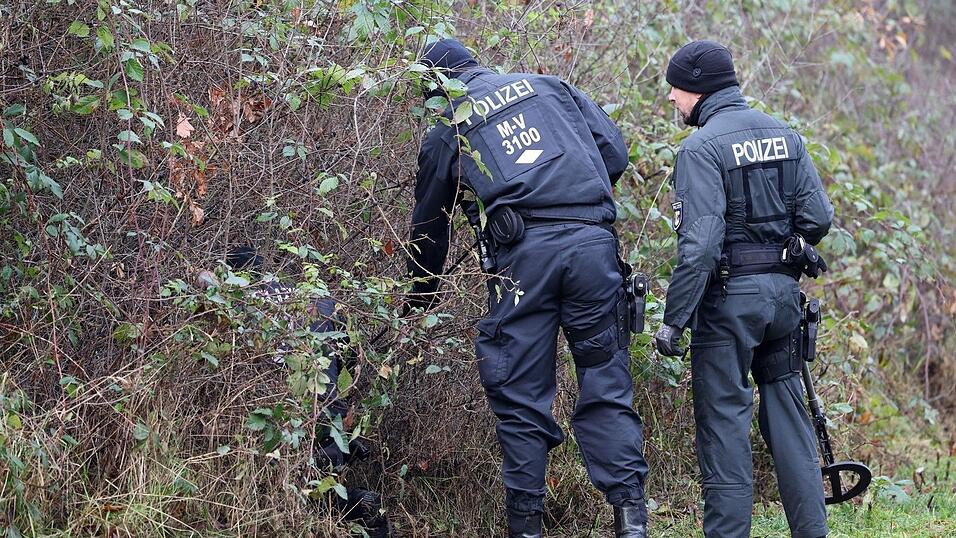 Nach Auskunft von Staatsanwaltschaft und Polizeipräsidium Rostock waren rund 20 Beamte im Einsatz. Nach Auskunft von Staatsanwaltschaft und Polizeipräsidium Rostock waren rund 20 Beamte im Einsatz.