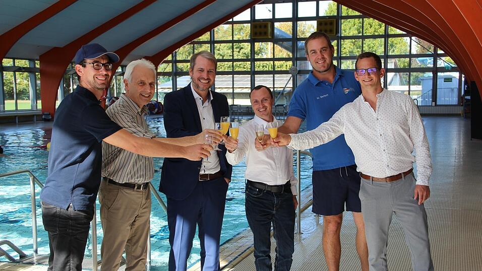Bademeister Philipp Mora (v. l.), Stadtwerkeleiter Thomas Merkl, Bürgermeister Matthias Kohlmayer, stellvertretender Werkleiter Robert Damböck, Bademeister Manuel Bertsch und Patrick Edenhofer, Bereichsleiter Bäder bei den Landauer Stadtwerken, hoffen auf eine unfallfreie Saison 2026/2027. Bademeister Philipp Mora (v. l.), Stadtwerkeleiter Thomas Merkl, Bürgermeister Matthias Kohlmayer, stellvertretender Werkleiter Robert Damböck, Bademeister Manuel Bertsch und Patrick Edenhofer, Bereichsleiter Bäder bei den Landauer Stadtwerken, hoffen auf eine unfallfreie Saison 2026/2027.