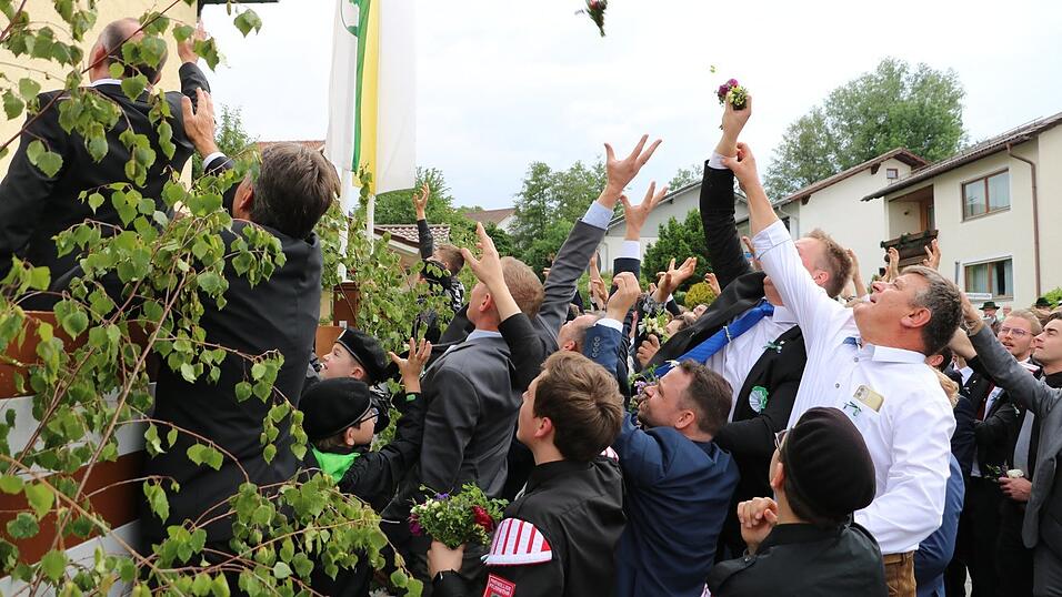 Die Burschen fingen wieder Blumenstr&auml;u&szlig;chen.