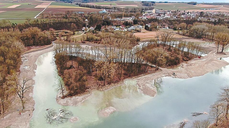 Wo zuvor ein schnurgerader Kanal lief, kann sich nun neue Natur entwickeln.
