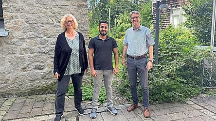 Majd Rai (Mitte) besucht mehrmals pro Woche die Kirchengemeinde in Dingolfing mit den Pfarrern Matthias Frör und Sabine Wiegmann.