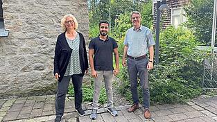 Majd Rai (Mitte) besucht mehrmals pro Woche die Kirchengemeinde in Dingolfing mit den Pfarrern Matthias Frör und Sabine Wiegmann.