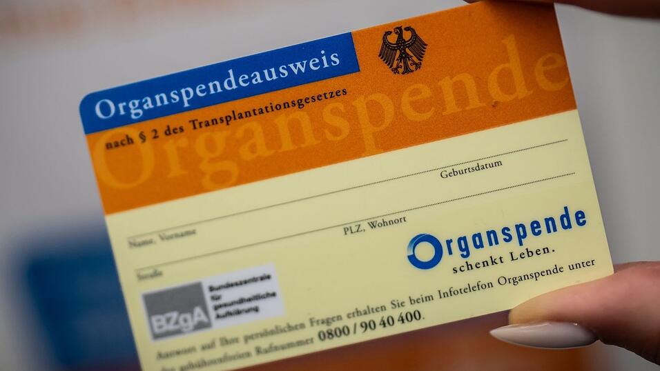 In vielen Fällen scheitert eine Organspende in Deutschland noch an einer fehlenden Zustimmung. Die Deutsche Stiftung Organtransplantation rät, die eigene Entscheidung zu dokumentieren - etwa mit einem Organspendeausweis. (Symbolbild)