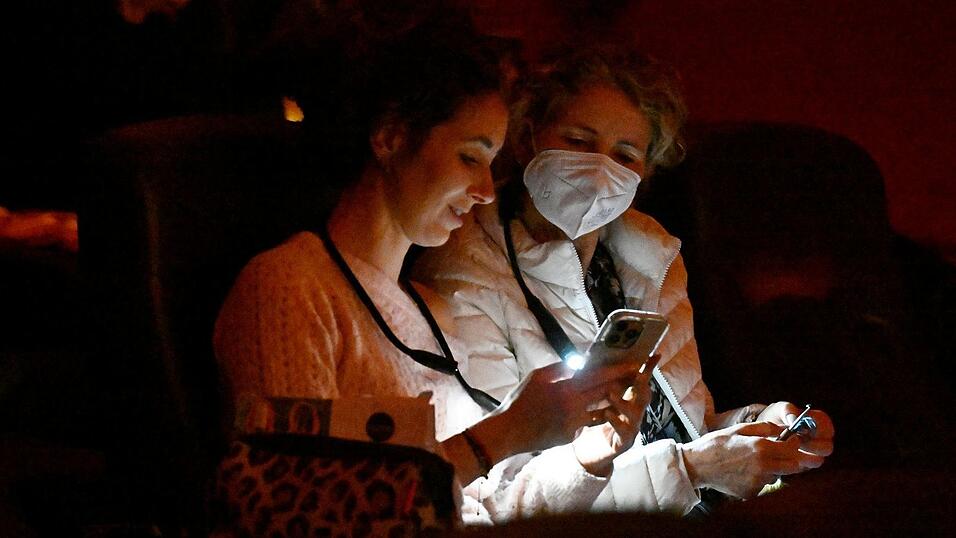 Handylicht, Stirnlampe oder Lesel&auml;mpchen kommen zum Einsatz.