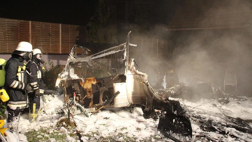 Von dem alten Wohnwagen in Bernhardswald (Kreis Regensburg) blieb nach dem Brand nicht mehr viel &uuml;brig.