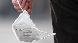 Um die Maske herumkommen sollte nach den Corona-Pl&auml;nen des Bundes, wer vollst&auml;ndig geimpft ist und bei dem die letzte Dosis h&ouml;chstens drei Monate zur&uuml;ckliegt. Auch wer k&uuml;rzlich eine Infektion durchgemacht hat, w&auml;re befreit. An dieser Ausnahme entz&uuml;ndete sich Kritik.