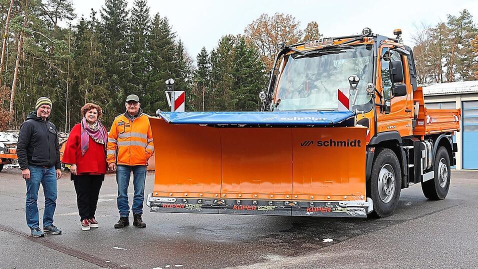 F&uuml;r 240.000 Euro hat die Stadt Roding einen neuen Unimog f&uuml;r den Fuhrpark des Bauhofs angeschafft. Ab kommender Woche verst&auml;rkt er die Flotte der R&auml;umfahrzeuge, die seit Tagen im Einsatz sind. Dass der Bauhof diesbez&uuml;glich gut aufgestellt ist, betonen dessen Leiter Hans Spagl, B&uuml;rgermeisterin Alexandra Riedl und Winfried Maier, Leiter des Stadtbauamtes.