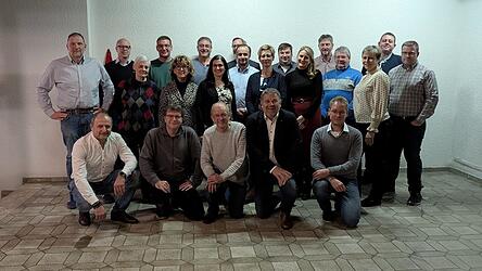 Die Kandidaten der &bdquo;Unabh&auml;ngige W&auml;hlergemeinschaft Bad K&ouml;tzting - Land&ldquo; mit Listenf&uuml;hrer Ludwig Kern (vorne, 2.v.r.).