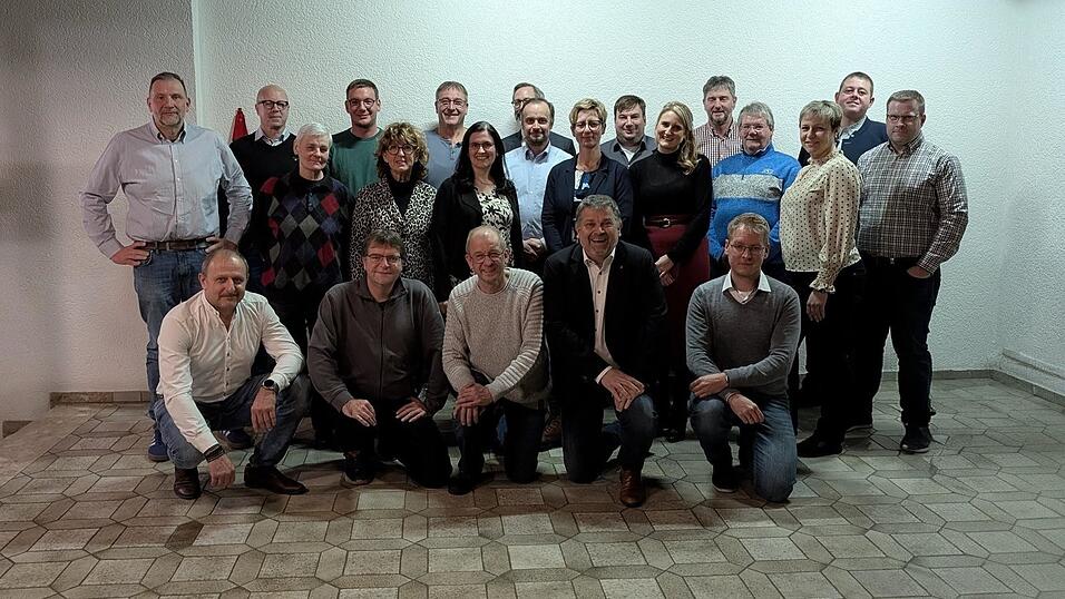 Die Kandidaten der &bdquo;Unabh&auml;ngige W&auml;hlergemeinschaft Bad K&ouml;tzting - Land&ldquo; mit Listenf&uuml;hrer Ludwig Kern (vorne, 2.v.r.).