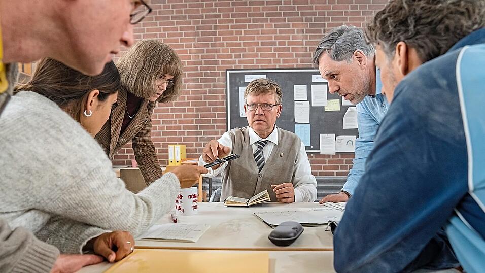 Geben sie mal das Handy her: Konrektor und Prinzipienreiter Engelhardt (Justus von Dohnányi) sitzt mit seinen Kollegen fest - darunter Anke Engelke (links von ihm) als Spießerin und Thomas Loibl (rechts vom ihm) als Opportunist. Daneben Florian David Fitz sowie Nilam Farooq und Torben Kessler.