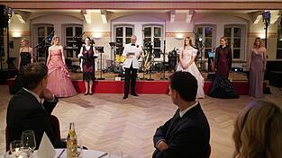 Die Vorführung von historischen Abendkleidern aus 225 Jahren gab den Auftakt zur festlichen Gala. 