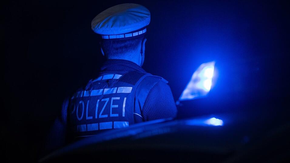 Die Polizei sucht nach dem unbekannten Angreifer. (Symbolbild)