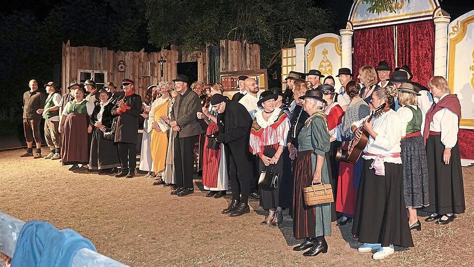 Das vierzigk&ouml;pfige Theater-Ensemble begeisterte insgesamt 1.700 Besucher des Freilichtspiels auf dem Hermannsberg.