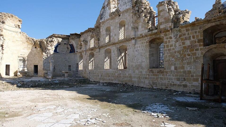 Bis zu sechs Meter hoch t&uuml;rmte sich der Schutt an den W&auml;nden