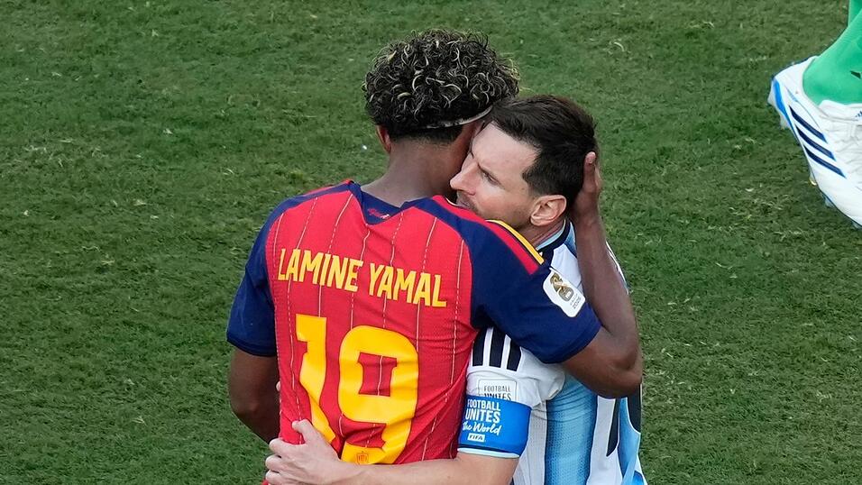 Spaniens Lamine Yamal (l.) nahm Messi tröstend in den Arm. Spaniens Lamine Yamal (l.) nahm Messi tröstend in den Arm.