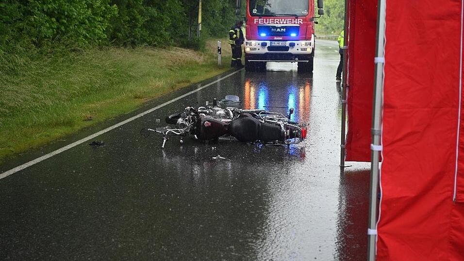 Für den 74-jährigen Motorradfahrer kam jede Hilfe zu spät. Für den 74-jährigen Motorradfahrer kam jede Hilfe zu spät.