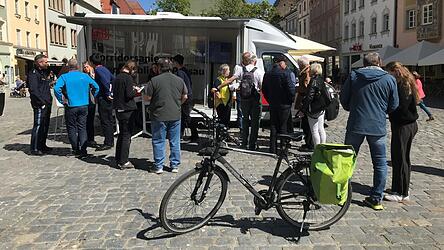 Das Info-Angebot der Bahn am Theresienplatz wurde eifrig genutzt.