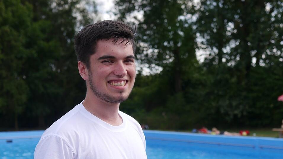 Nico Wilke im Schambacher Freibad. Hier hat er selbst das Schwimmen gelernt, nun passt er als Rettungsschwimmer auf. Nico Wilke im Schambacher Freibad. Hier hat er selbst das Schwimmen gelernt, nun passt er als Rettungsschwimmer auf.