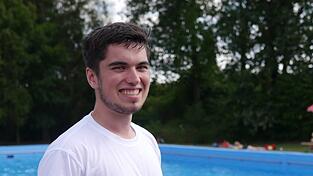 Nico Wilke im Schambacher Freibad. Hier hat er selbst das Schwimmen gelernt, nun passt er als Rettungsschwimmer auf.