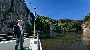 Markus Söder steht am Bug eines Ausflugsschiffs vor der herrlichen Kulisse des Donaudurchbruchs und steuert Kloster Weltenburg an. Der Ministerpräsident hatte sein Kabinett Ende Juli nach Kelheim zur letzten Sitzung vor der Sommerpause ins erste Nationale Naturmonument in Bayern eingeladen. Markus Söder steht am Bug eines Ausflugsschiffs vor der herrlichen Kulisse des Donaudurchbruchs und steuert Kloster Weltenburg an. Der Ministerpräsident hatte sein Kabinett Ende Juli nach Kelheim zur letzten Sitzung vor der Sommerpause ins erste Nationale Naturmonument in Bayern eingeladen.