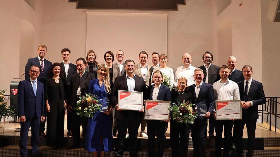 Die Preisträger mit den Laudatoren und Stiftern: Vertreter der Apotheke Dräxlmaier, von Lemasys, Sonplas (mit Urkunden) und dahinter von Strama MPS (Top-Unternehmen Niederbayern) mit Dr. Martin Kreuzer von den Freunden der Stadt Straubing, Bezirkstagspräsident Dr. Olaf Heinrich, Daniela Bachmeier von der Wirtschaftsförderung (v.l.) und Regierungspräsident Rainer Haselbeck und OB Markus Pannermayr (v.r.). Die Preisträger mit den Laudatoren und Stiftern: Vertreter der Apotheke Dräxlmaier, von Lemasys, Sonplas (mit Urkunden) und dahinter von Strama MPS (Top-Unternehmen Niederbayern) mit Dr. Martin Kreuzer von den Freunden der Stadt Straubing, Bezirkstagspräsident Dr. Olaf Heinrich, Daniela Bachmeier von der Wirtschaftsförderung (v.l.) und Regierungspräsident Rainer Haselbeck und OB Markus Pannermayr (v.r.).