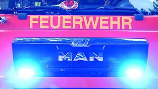 Die Feuerwehr kann ein Übergreifen der Flammen auf angrenzende Gebäude verhindern. (Symbolbild)