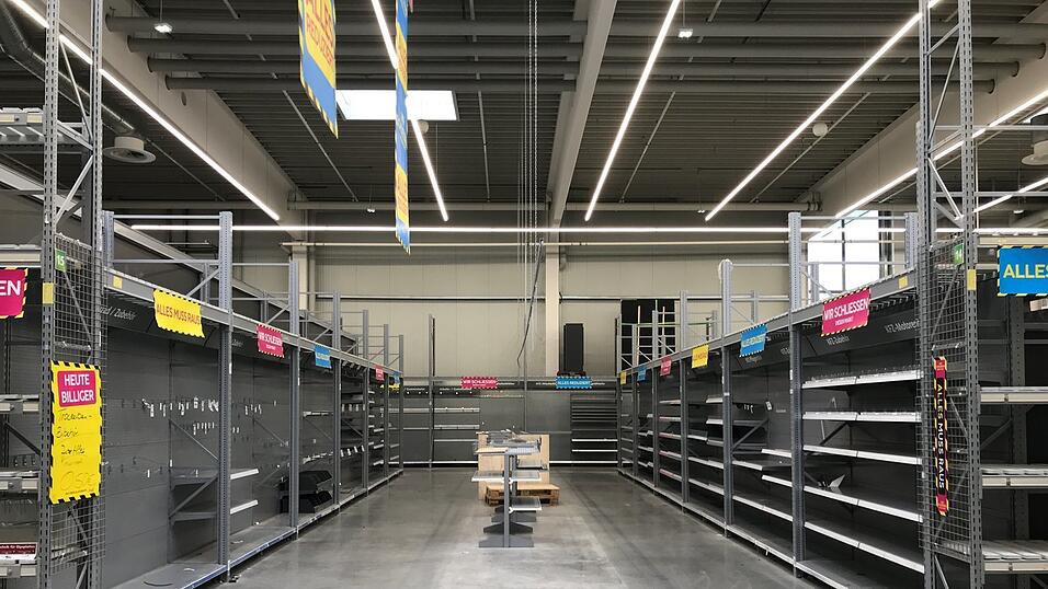 Am Ende muss alles raus. Die letzten Waren des BayWa-Baumarkts warten im Bereich rund um die Kassen auf die Schnäppchenjäger. Die großen Regalreihen sind schon fast alle leer. Am Ende muss alles raus. Die letzten Waren des BayWa-Baumarkts warten im Bereich rund um die Kassen auf die Schnäppchenjäger. Die großen Regalreihen sind schon fast alle leer.