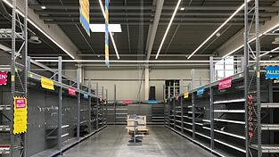Am Ende muss alles raus. Die letzten Waren des BayWa-Baumarkts warten im Bereich rund um die Kassen auf die Schnäppchenjäger. Die großen Regalreihen sind schon fast alle leer.