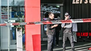 Zwei Mitarbeiter werden bei einem Messerangriff in einem Einkaufszentrum verletzt.