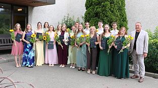 Die Absolventen der Berufsfachschule f&uuml;r Physiotherapie freuen sich mit Direktor Alois Kiefl &uuml;ber ihren Abschluss.