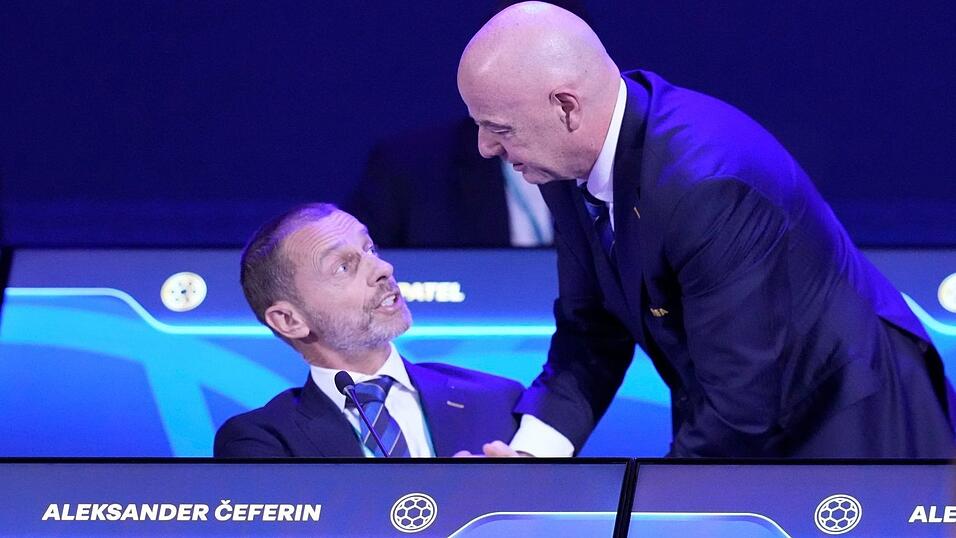 UEFA-Boss Aleksander Ceferin (l) und FIFA-Boss Gianni Infantino sind die Rivalen im Machtkampf der Fußball-Funktionäre. (Archivbild) UEFA-Boss Aleksander Ceferin (l) und FIFA-Boss Gianni Infantino sind die Rivalen im Machtkampf der Fußball-Funktionäre. (Archivbild)