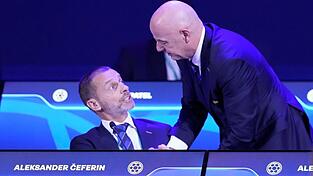 UEFA-Boss Aleksander Ceferin (l) und FIFA-Boss Gianni Infantino sind die Rivalen im Machtkampf der Fußball-Funktionäre. (Archivbild) UEFA-Boss Aleksander Ceferin (l) und FIFA-Boss Gianni Infantino sind die Rivalen im Machtkampf der Fußball-Funktionäre. (Archivbild)