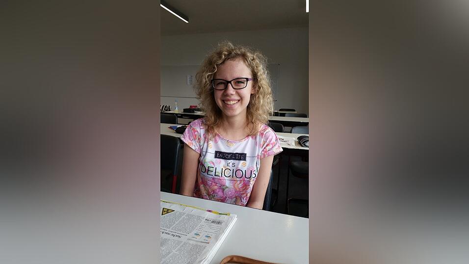 Jana, 14, 8. Klasse, Gymnasium Dingolfing: 'Wenn ich k&ouml;nnte, w&uuml;rde ich, wie wohl die meisten, das G9 w&auml;hlen. Zeit f&uuml;r meine Hobbys wie Gitarre und Joggen hab ich jetzt eigentlich nur noch am Wochenende. Au&szlig;erdem ist Mathe- und Englischunterricht am Nachmittag schon richtig anstrengend. Das ist in der Mittelstufe Plus sicher besser.'