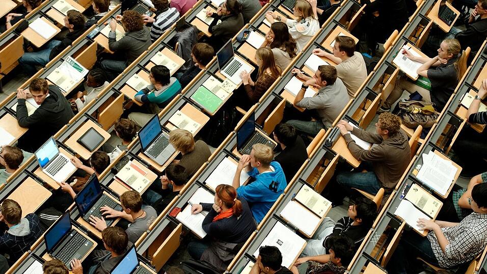Immer mehr Studenten schreiben sich laut einer Aufstellung des Bundesamts für Statistik an privaten Hochschulen ein. (Symbolbild) Immer mehr Studenten schreiben sich laut einer Aufstellung des Bundesamts für Statistik an privaten Hochschulen ein. (Symbolbild)