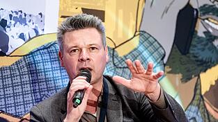 Kayhan Özgenç, Chefredakteur des Wirtschaftsmagazins „Business Insider“, führt durch den Podcast.