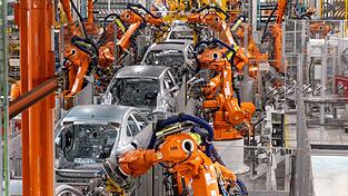 Roboter in einer Autofabrik. Die Autoindustrie und ihre Zulieferer k&auml;mpfen mit Problemen auf dem Weltmarkt. (Symbolfoto)