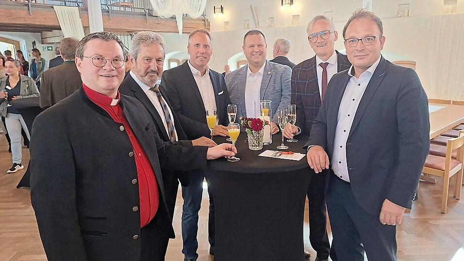 Stießen auf 100 Jahre Caritas Rötz an (von links): Pfarrer Alexander Dyadychenko, Ludwig Reger, Stephan Thomas, Martin Holler, Karl Heinz Hofmann und Martin Stoiber. Stießen auf 100 Jahre Caritas Rötz an (von links): Pfarrer Alexander Dyadychenko, Ludwig Reger, Stephan Thomas, Martin Holler, Karl Heinz Hofmann und Martin Stoiber.