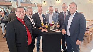 Stie&szlig;en auf 100 Jahre Caritas R&ouml;tz an (von links): Pfarrer Alexander Dyadychenko, Ludwig Reger, Stephan Thomas, Martin Holler, Karl Heinz Hofmann und Martin Stoiber.