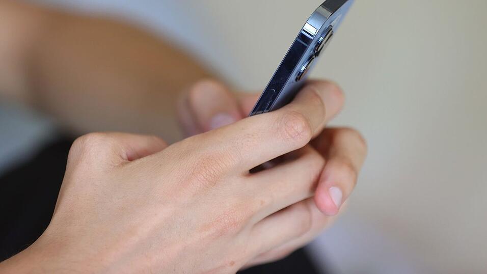 Jeder sechste Schüler (16,7 Prozent) ist laut einer Befragung schon einmal von Cybermobbing betroffen gewesen. Jeder sechste Schüler (16,7 Prozent) ist laut einer Befragung schon einmal von Cybermobbing betroffen gewesen.