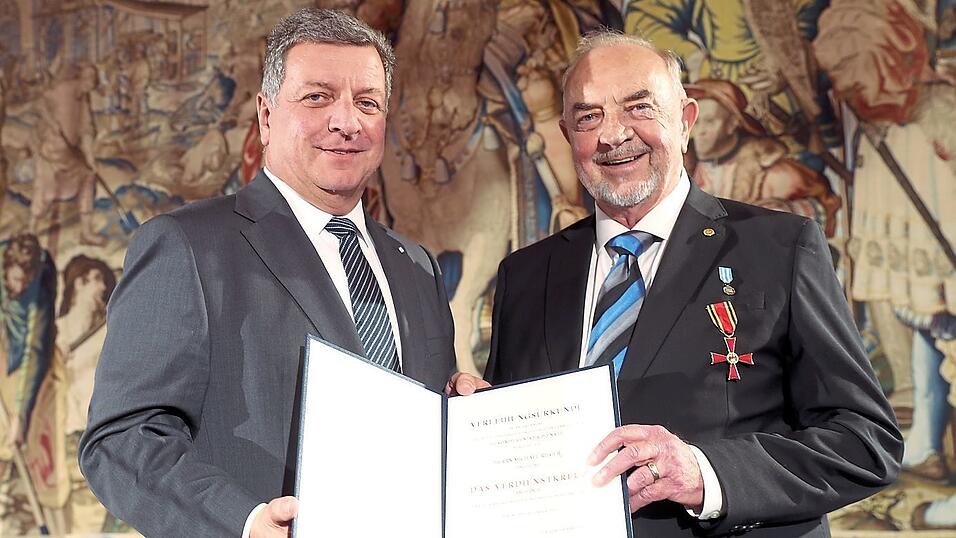 Staatsminister Christian Bernreiter &uuml;berreichte Michael Rieger mit dem Bundesverdienstkreuz am Bande eine von Bundespr&auml;sident Dr. Frank-Walter Steinmeier unterzeichnete Urkunde.