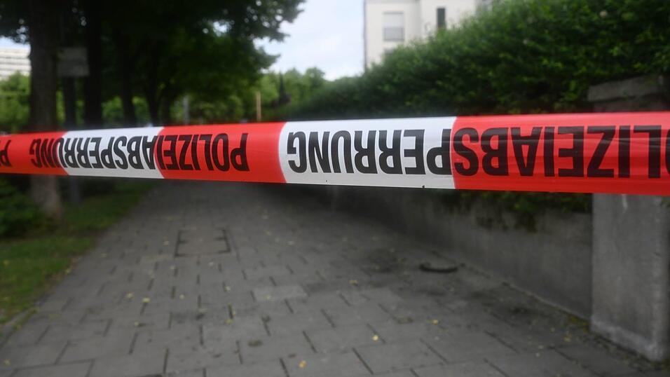 Mit Absperrband war ein Weg abgeriegelt worden.