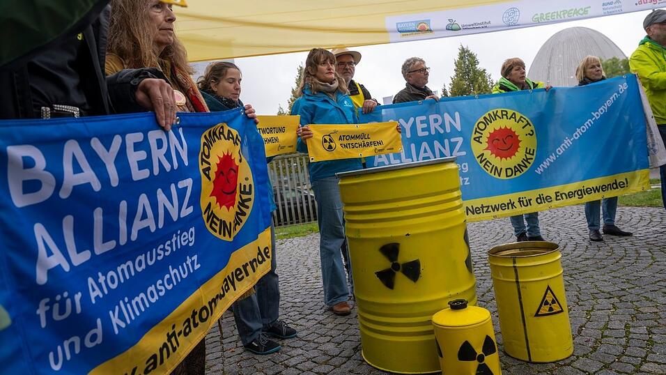 Die Umweltaktivisten protestieren gegen den Transport.