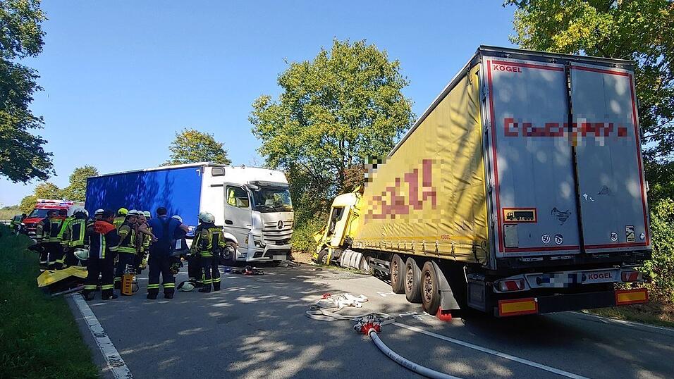 Auf der B20 bei Simbach sind zwei Lastwagen zusammengestoßen, die Fahrer wurden dabei leicht verletzt. Auf der B20 bei Simbach sind zwei Lastwagen zusammengestoßen, die Fahrer wurden dabei leicht verletzt.
