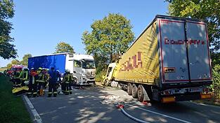 Auf der B20 bei Simbach sind zwei Lastwagen zusammengestoßen, die Fahrer wurden dabei leicht verletzt. Auf der B20 bei Simbach sind zwei Lastwagen zusammengestoßen, die Fahrer wurden dabei leicht verletzt.