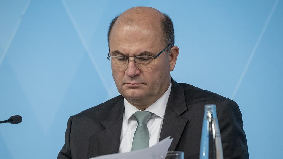 Die regionalisierte Mai-Steuerschätzung fällt für den bayerischen Finanzminister Albert Füracker ernüchternd aus. Die regionalisierte Mai-Steuerschätzung fällt für den bayerischen Finanzminister Albert Füracker ernüchternd aus.