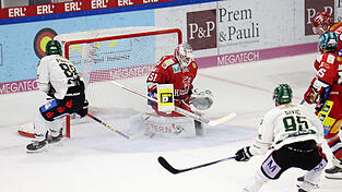 Nach 30 Sekunden in der Verlängerung sorgte Erdings Olivier Pouliot (l.) für die Entscheidung. Nach 30 Sekunden in der Verlängerung sorgte Erdings Olivier Pouliot (l.) für die Entscheidung.