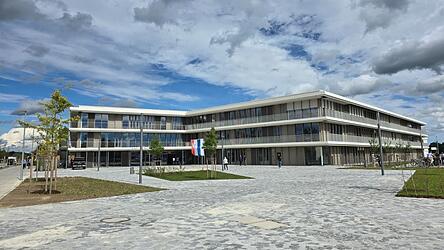 Langfristig ist die Schule an der Fuggerstraße auf bis zu 1.000 Schüler und 100 Lehrer ausgelegt: In diesem Schuljahr ist sie mit rund 870 Schülern und 87 Lehrern an den Start gegangen.