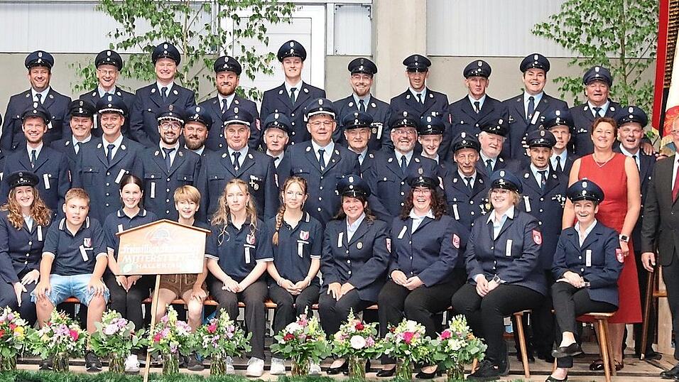 Die Feuerwehrfrauen und -männer feierten ein gelungenes Jubiläumsfest. Die Feuerwehrfrauen und -männer feierten ein gelungenes Jubiläumsfest.