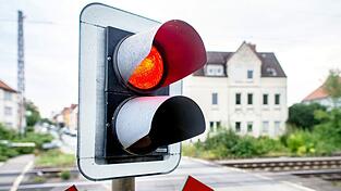 Nach einem Blitzeinschlag bleiben die Schranken an einem Bahnübergang erstmal geschlossen. (Symbolbild/Archiv) Nach einem Blitzeinschlag bleiben die Schranken an einem Bahnübergang erstmal geschlossen. (Symbolbild/Archiv)