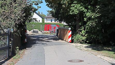 Die Holzbrücke über den Mühlbach an der Geibitzstraße ist zukünftig für Autos gesperrt und erhält einige Poller. Die Holzbrücke über den Mühlbach an der Geibitzstraße ist zukünftig für Autos gesperrt und erhält einige Poller.